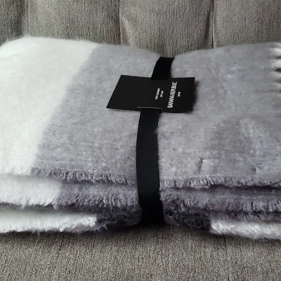 Banana Republic 50" x 60" Soft Blanket NWT Gray White - Picture 3 of 13